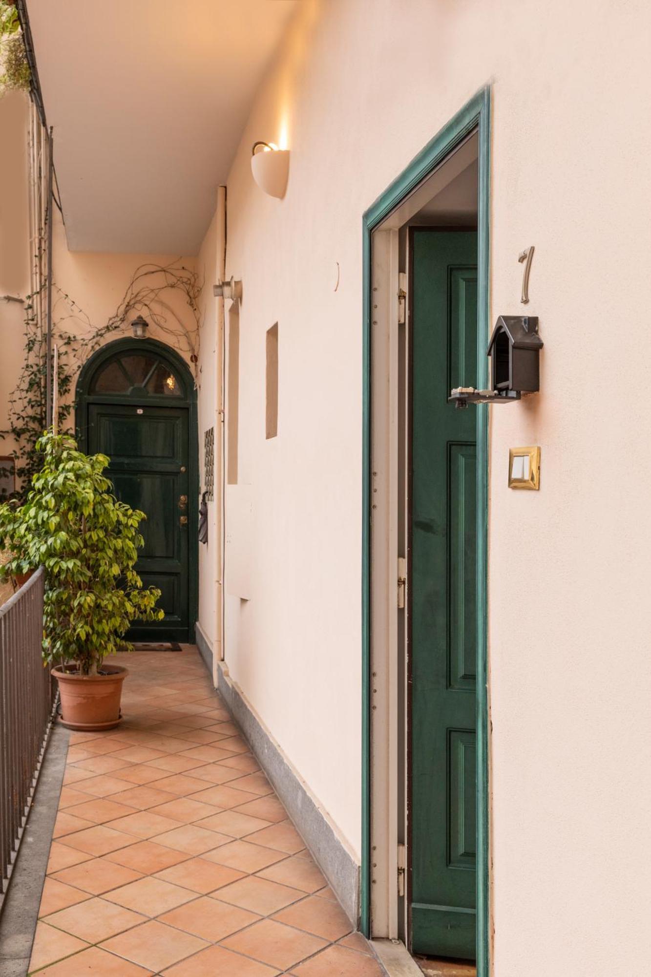 Colosseo Apartment- Heart Of Rione Monti Rome Exterior photo